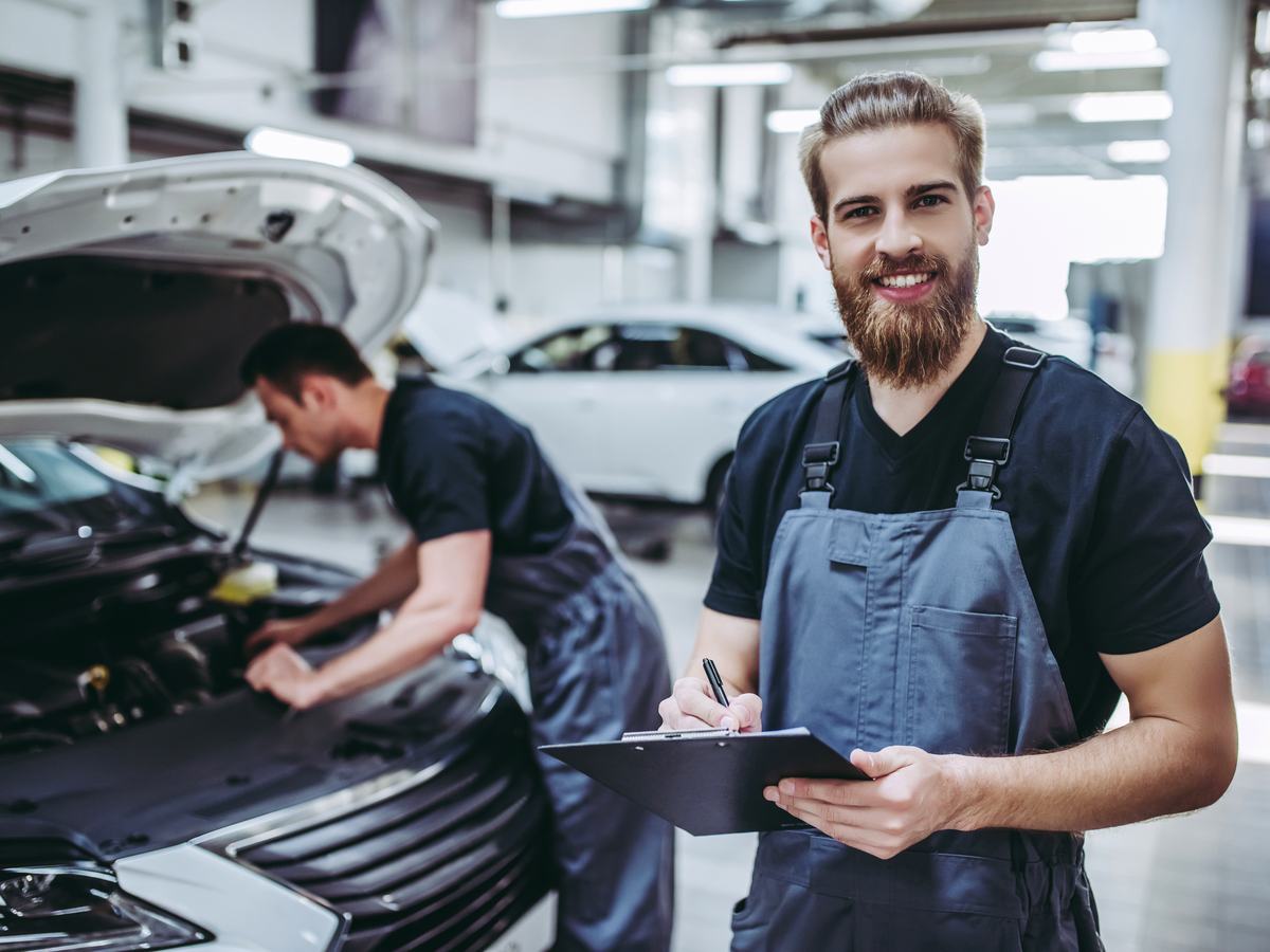 Team von Autoglas Blitz in der Werkstatt