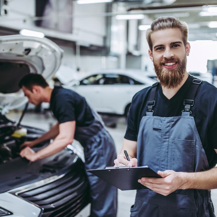 Team von Autoglas Blitz in der Werkstatt